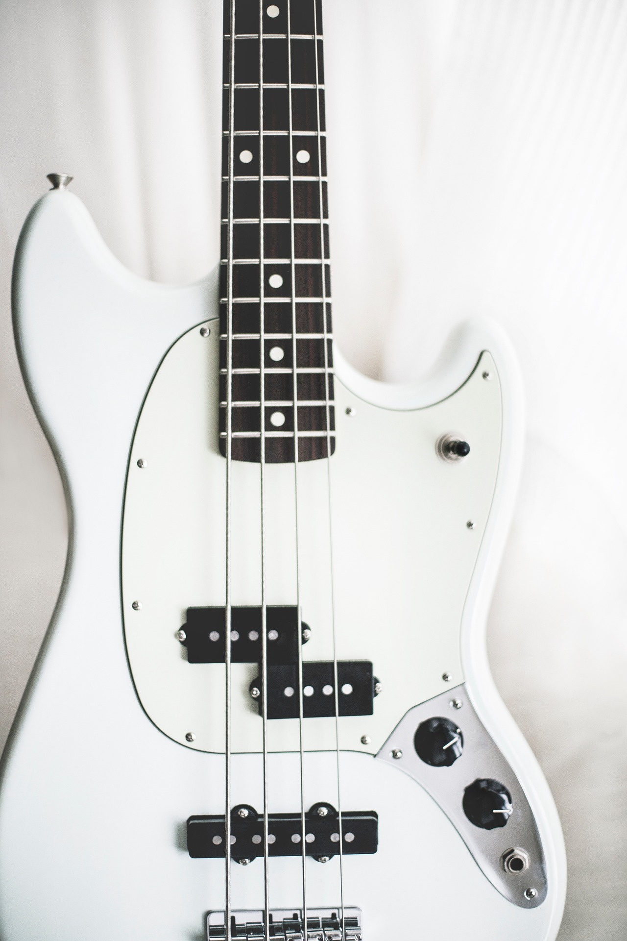 close up van een witte basgitaar
